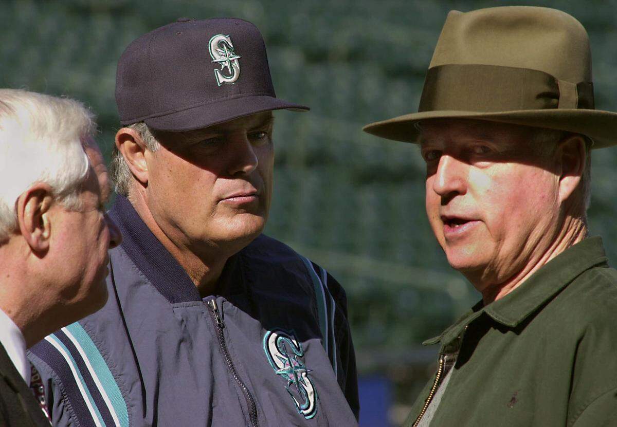 Seattle Mariners manager Lou Piniella, center, talks with team general manager Pat Gillick, right, and president Chuck Armstrong during batting practice Thursday, Oct. 5, 2000, in Seattle, Wash.