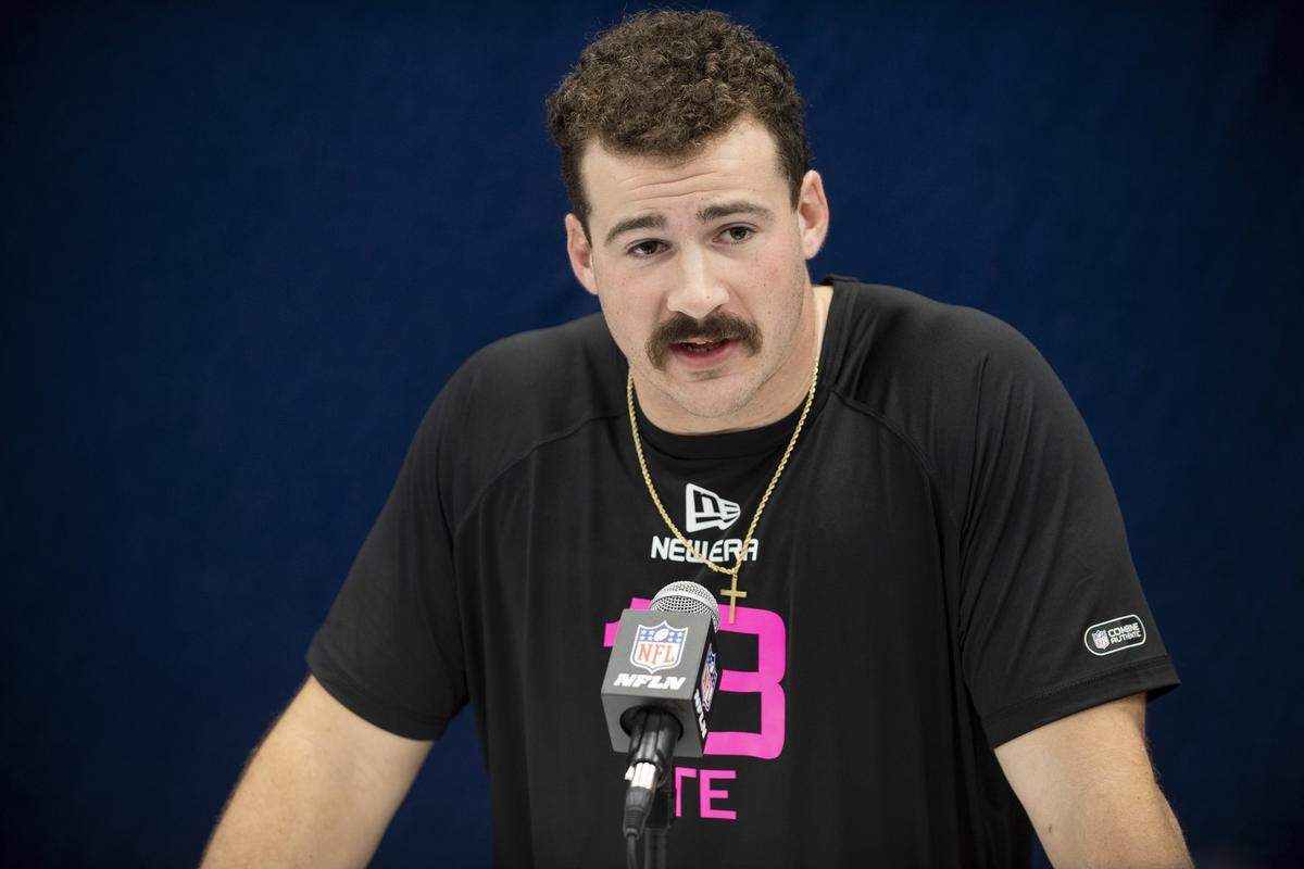 Feb 27, 2025; Indianapolis, IN, USA; Alabama tight end Robbie Ouzts (TE18) during the 2025 NFL Combine at Lucas Oil Stadium. Mandatory Credit: Tanner Pearson-Imagn Images