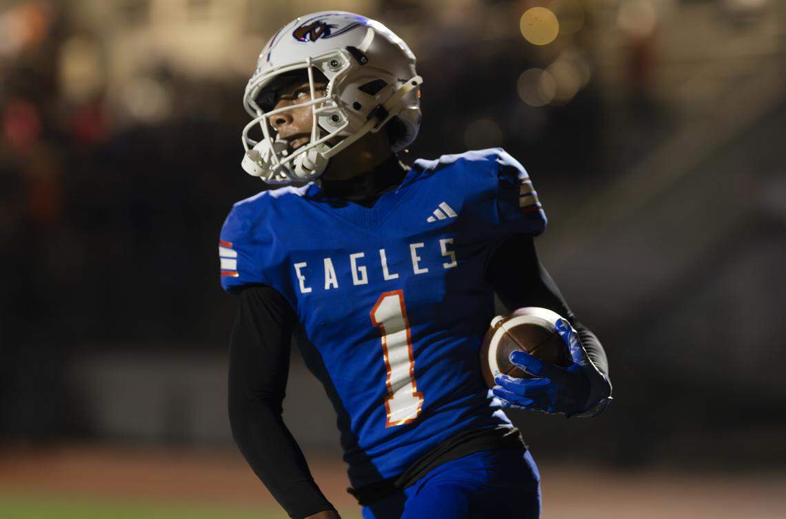 Graham Kapowsin wide receiver Jayce Halasz (1) runs in a touchdown reception against Kennedy Catholic during the first half of the opening round 4A state tournament game at Art Crate Field, on Saturday, Nov. 15, 2025, in Spanaway.
