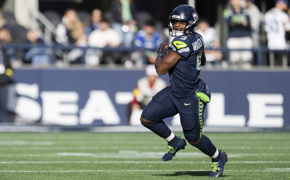 Seattle Seahawks running back Kenneth Walker III (9) catches a pass in the flat during the first quarter of the game against the Arizona Cardinals at Lumen Field, on Sunday, Nov. 9, 2025, in Seattle.