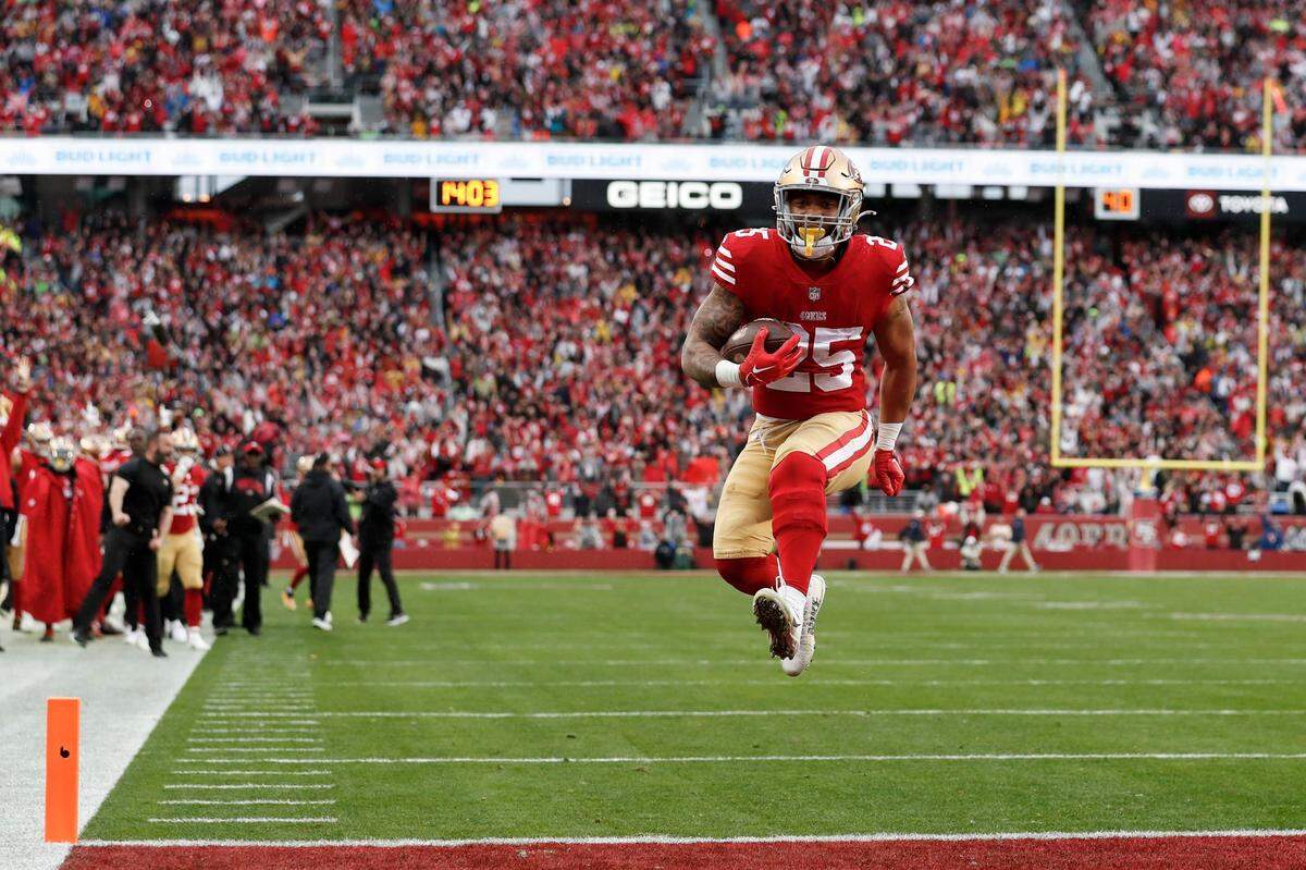 San Francisco 49ers running back Elijah Mitchell (25) scores against the Seattle Seahawks during the second half of an NFL wild card playoff football game in Santa Clara, Calif., Saturday, Jan. 14, 2023. (AP Photo/Jed Jacobsohn)