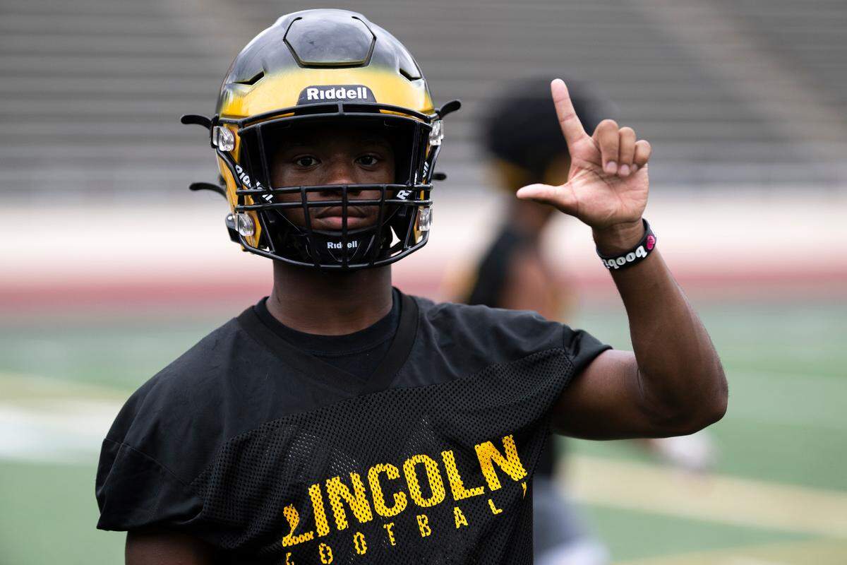 Lincoln running back Maurice Gosby warms up during a football practice at Lincoln high School, on Wednesday, Aug. 21, 2024, in Tacoma, Wash.