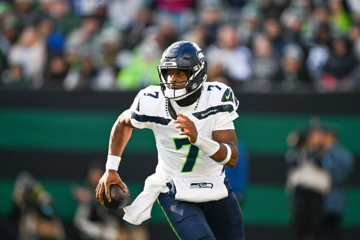 Seattle Seahawks quarterback Geno Smith (7) looks to pass the ball during the first quarter against the New York Jets at MetLife Stadium. Mandatory Credit: Mark Smith-Imagn Images