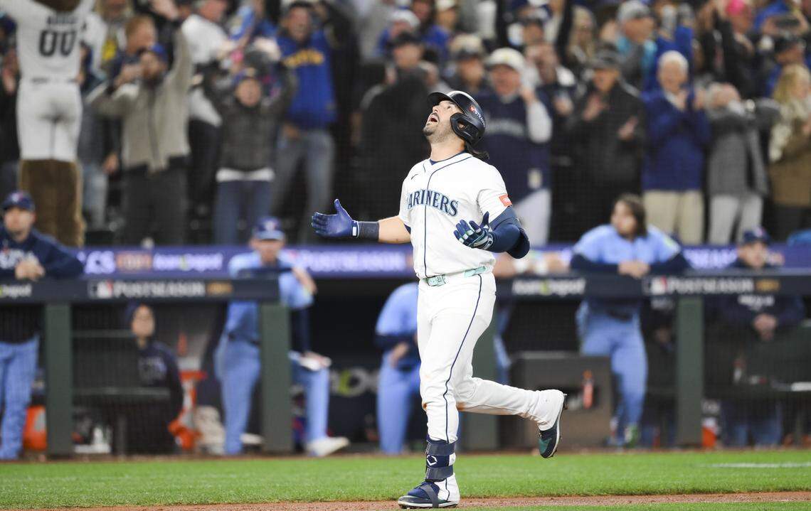 Seattle Mariners third baseman Eugenio Suárez (28) rounds the bases after hitting a grand slam home run against the Toronto Blue Jays during the eighth inning in Game 5 of the AL Championship Series on Friday