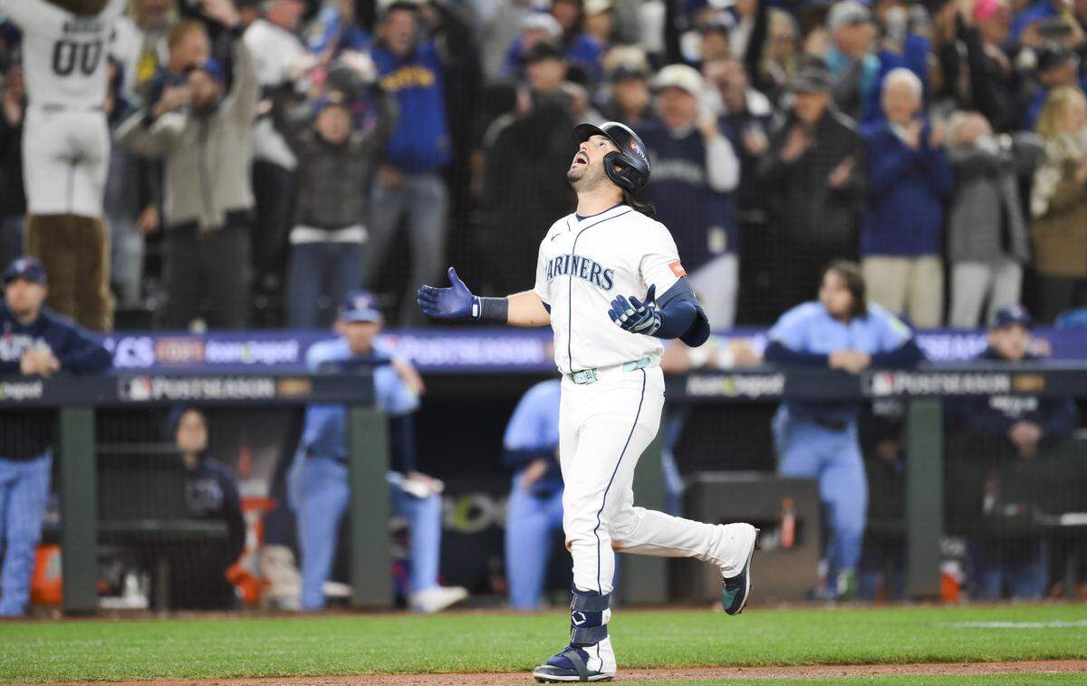 Seattle Mariners third baseman Eugenio Suárez (28) rounds the bases after hitting a grand slam home run against the Toronto Blue Jays during the eighth inning in Game 5 of the AL Championship Series on Friday