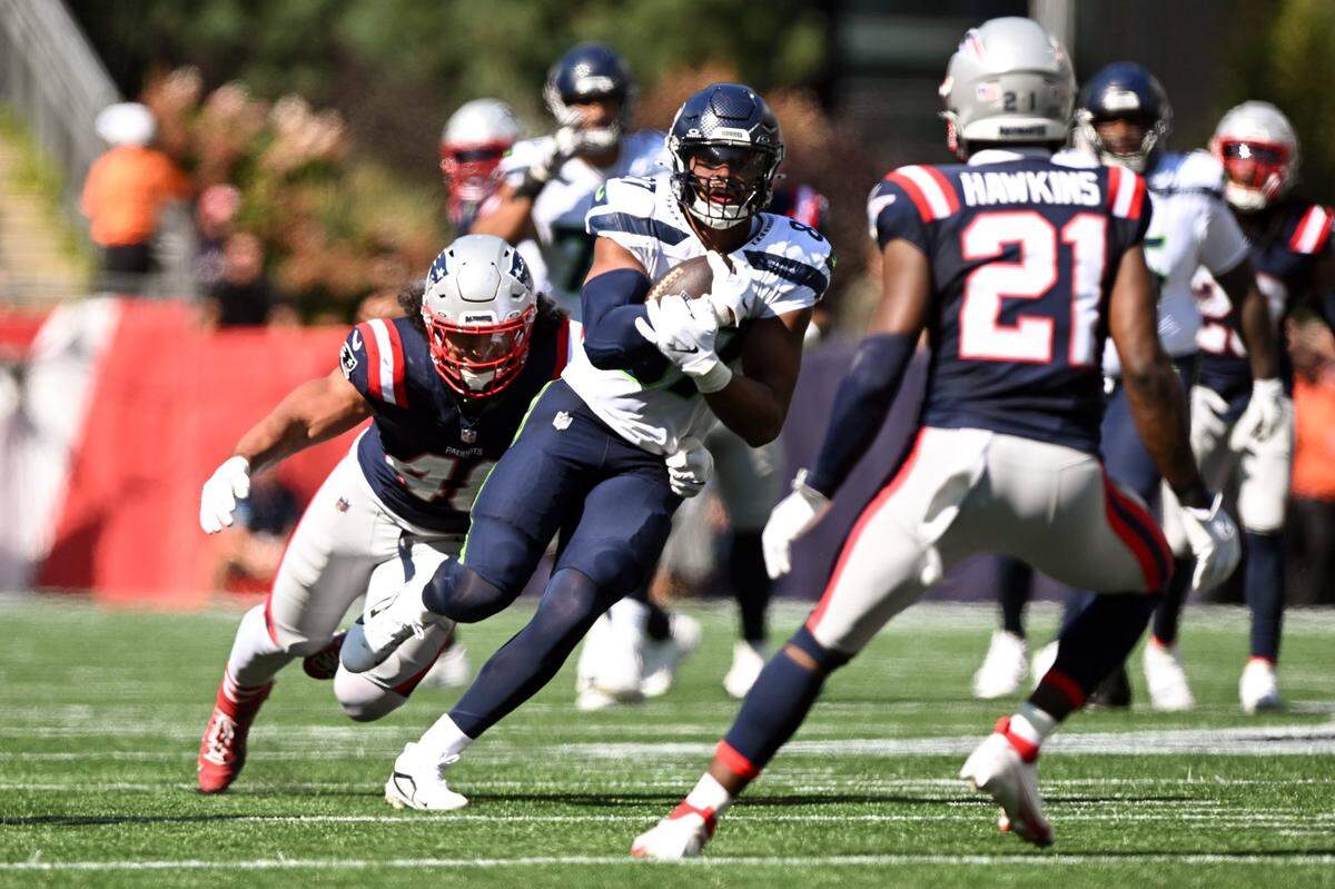 Sep 15, 2024; Foxborough, Massachusetts, USA; Seattle Seahawks tight end Noah Fant (87) runs against the New England Patriots during the first half at Gillette Stadium. Mandatory Credit: Brian Fluharty-Imagn Images