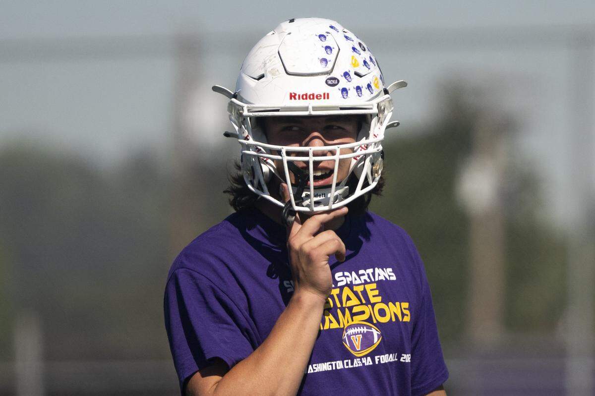 Sumner defensive lineman Shaun Griffith walks off after a play during a football practice at Sumner High School on Friday, Aug. 22, 2025, in Sumner, Wash.