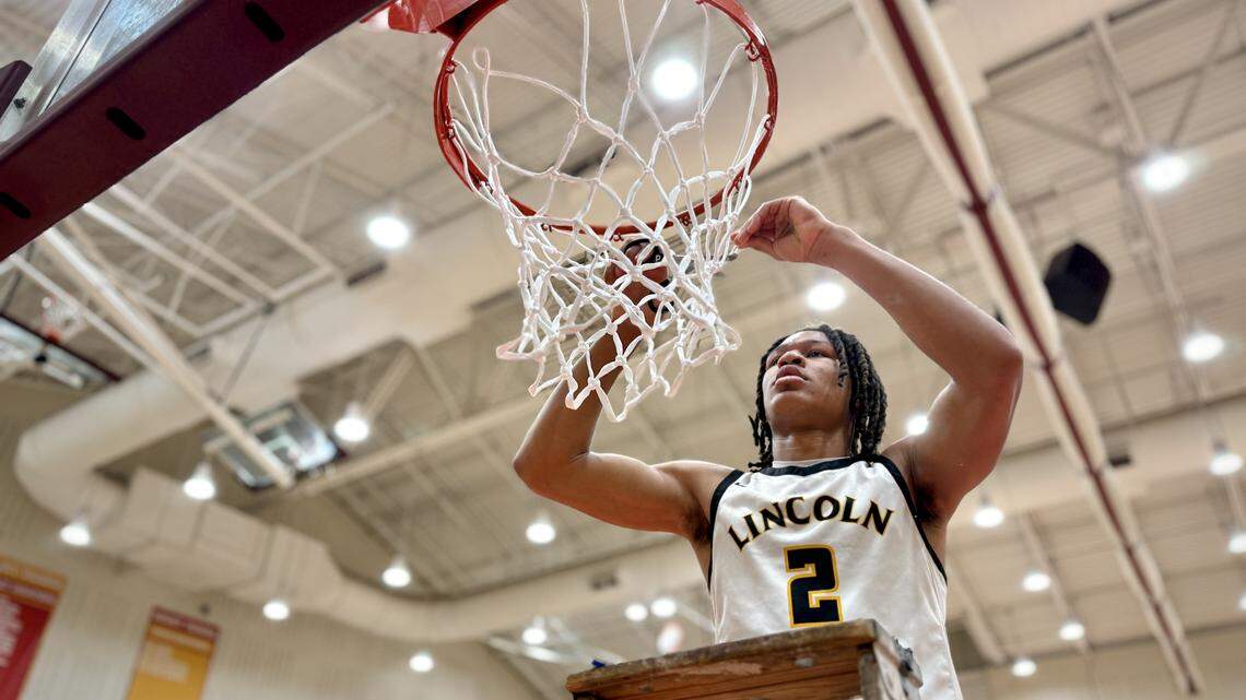 Lincoln ‘unstoppable’ in district championship; Thurston storms back for title