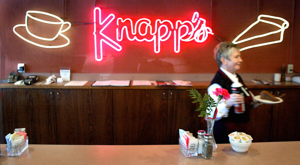 Barbel Ward whisks a slice of chocolate cake past the vintage neon Knapp’s sign in 2006. Two decades later, the brand’s apparent demise has people asking if nostalgia alone can sustain a restaurant in any city.