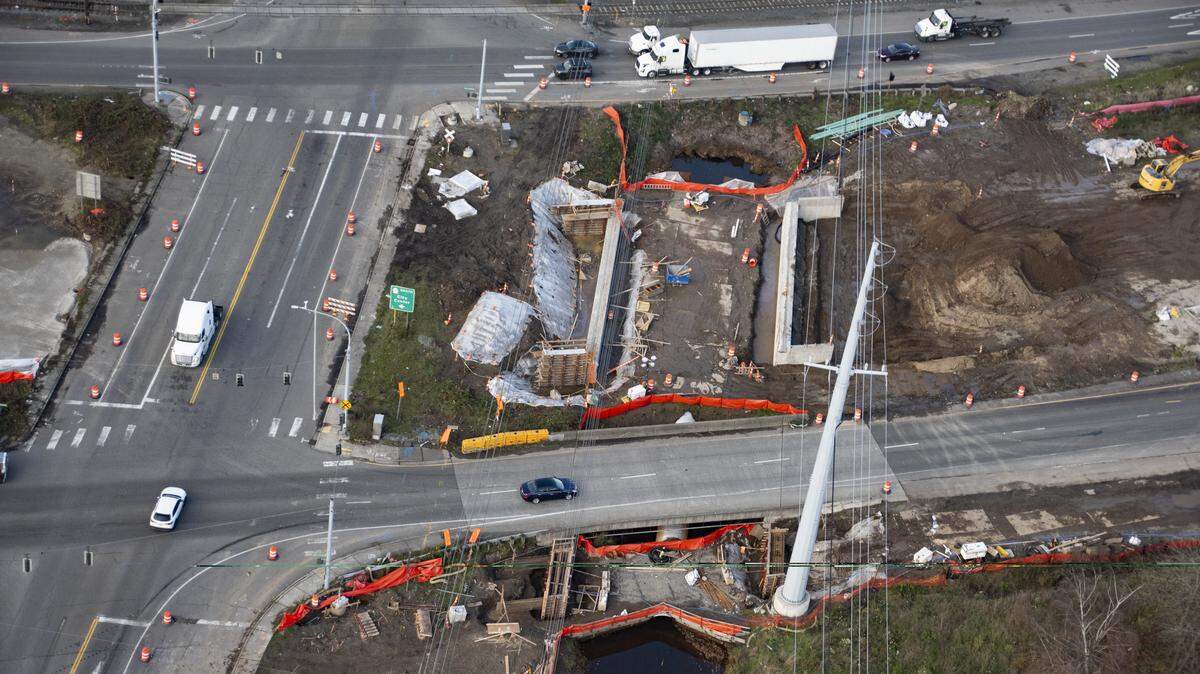 Crews are building new bridges near the SR 509 intersection with Alexander Avenue East in Tacoma. As part of the SR 167 Completion Project, the intersection will be rebuilt to create a single point intersection.