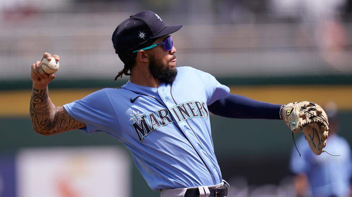 Seattle Mariners shortstop J.P. Crawford warms up during the third inning of a spring training baseball game against the Cincinnati Reds Monday, March 29, 2021, in Goodyear, Ariz. (AP Photo/Ross D. Franklin)