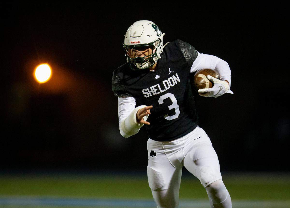 Sheldon’s Teitum Tuioti drives the ball up the field after a reception as the No. 2 Sheldon Irish defeated No. 3 Tualatin 28-14 in the semifinal round of the OSAA Class 6A State Tournament Friday, Nov. 18, 2022 at McNary High School in Keizer.