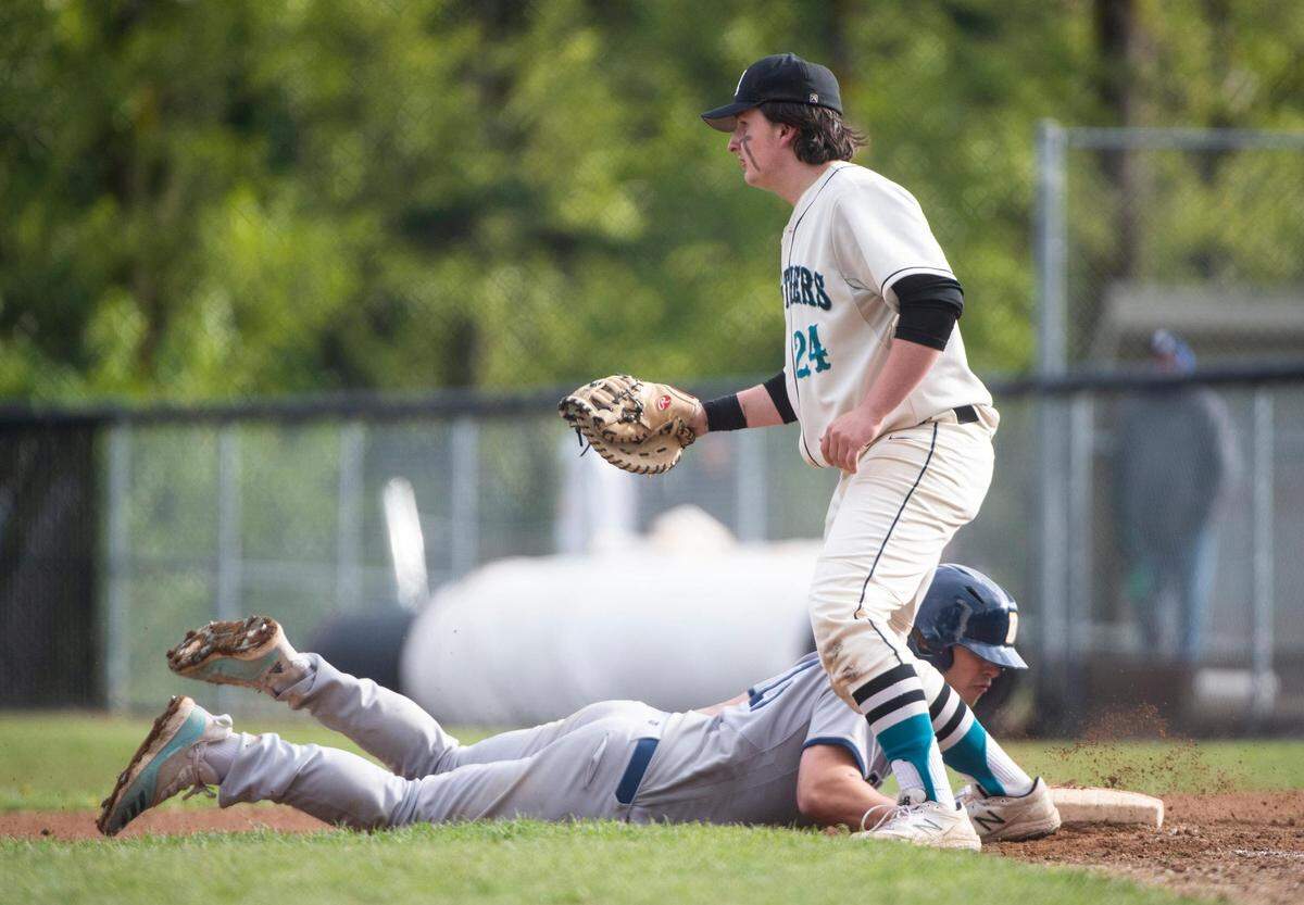 Bonney Lake High School varsity baseball pitcher Nic Lewandowski (24) tries to tag a Bainbridge player out on first base during the district tournament game against Bainbridge at Bonney Lake High School in Bonney Lake, Wash. on Saturday, May 7, 2022.