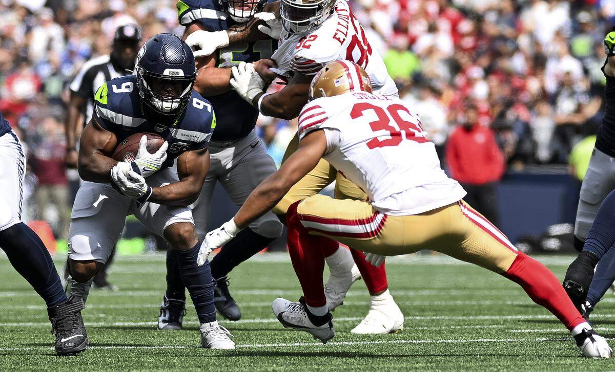 Seattle Seahawks running back Kenneth Walker III (9) carries the ball during the first quarter of the game at Lumen Field, on Sunday, Sept. 7, 2025, in Seattle.