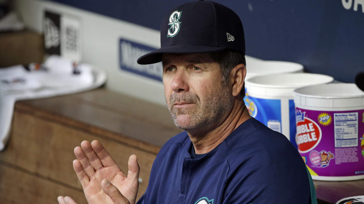 Seattle Mariners hitting coach Edgar Martinez applauds in the dugout before a baseball game against the Los Angeles Angels Thursday, Aug. 10, 2017, in Seattle. (AP Photo/Elaine Thompson)