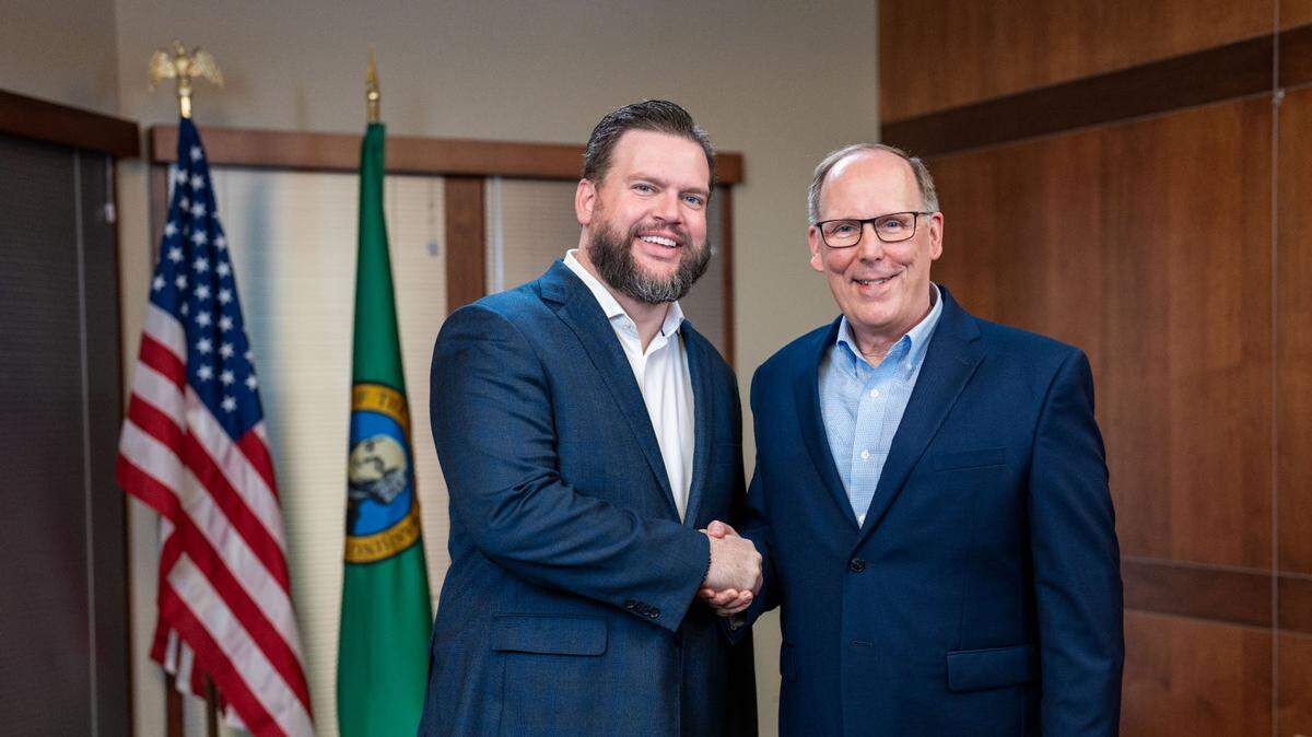 Harborstone Credit Union president and CEO Geoff Bullock (left) and president and CEO of Community 1st Credit Union Dan LeFree announced merger plans for their institutions on Monday.