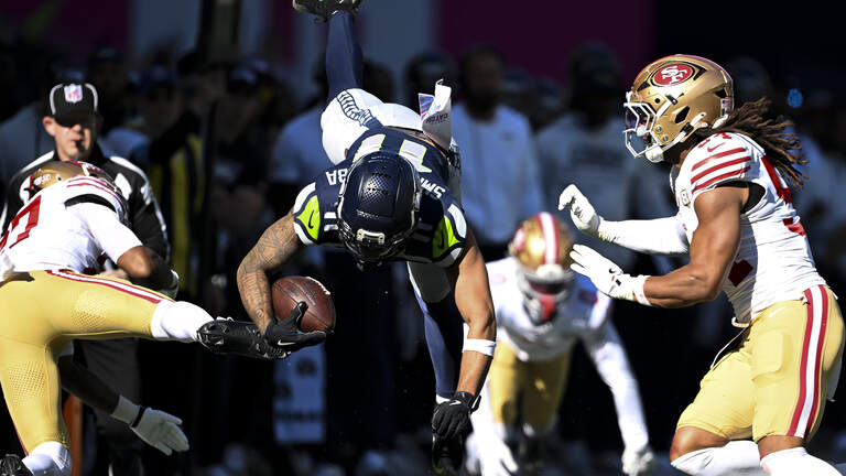 Photos: Seahawks face off against 49ers at Lumen Field