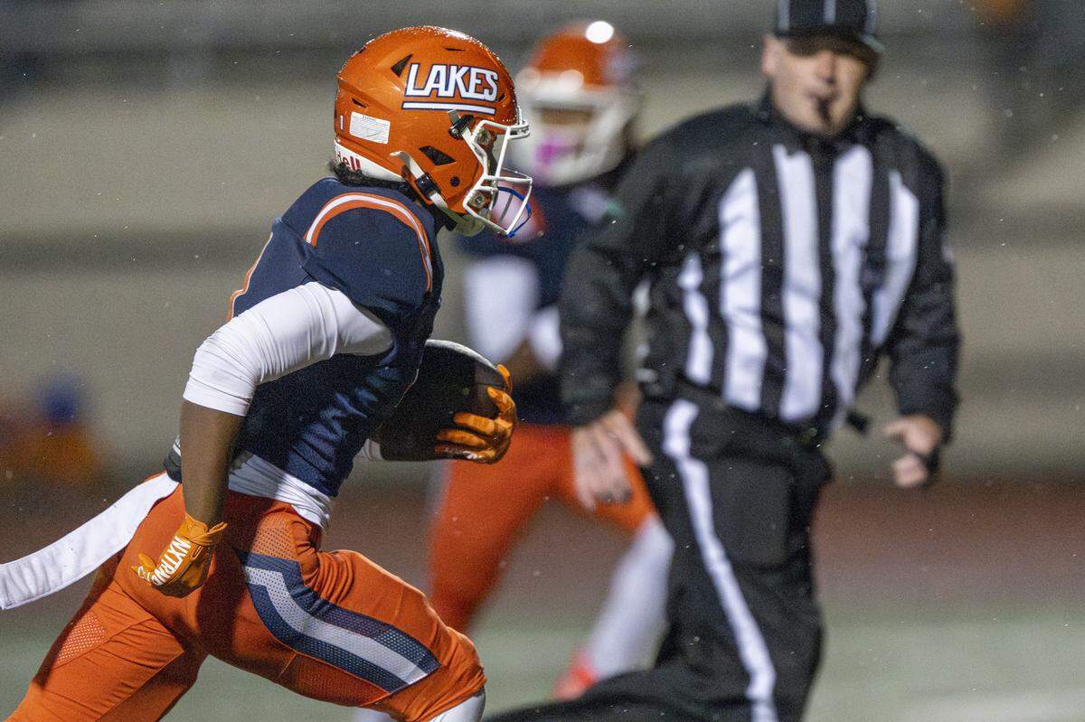 Lakes wide receiver Ean Owens (1) carries the ball into the end zone for a touchdown against Capital on Friday, Oct. 24, 2025, in Lakewood, Wash.