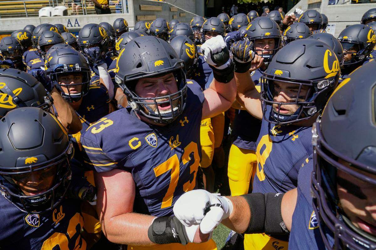 California offensive lineman Matthew Cindric (73) leads a huddle as players take the field for warmup before an NCAA college football game against UC Davis in Berkeley, Calif., Saturday, Sept. 3, 2022. (AP Photo/Godofredo A. Vásquez)