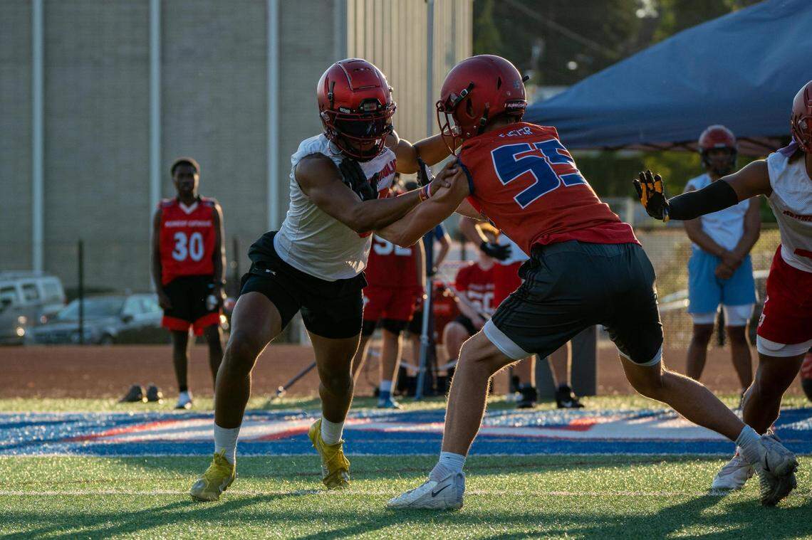 Kennedy Catholic Xe-ree Alexander works to get around his defender during practice at the high school in Burien, Wash. on Wednesday Aug. 17, 2022.