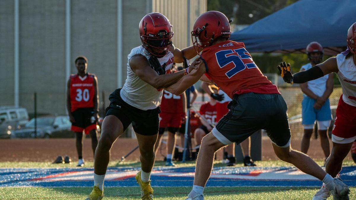 Kennedy Catholic Xe-ree Alexander works to get around his defender during practice at the high school in Burien, Wash. on Wednesday Aug. 17, 2022.