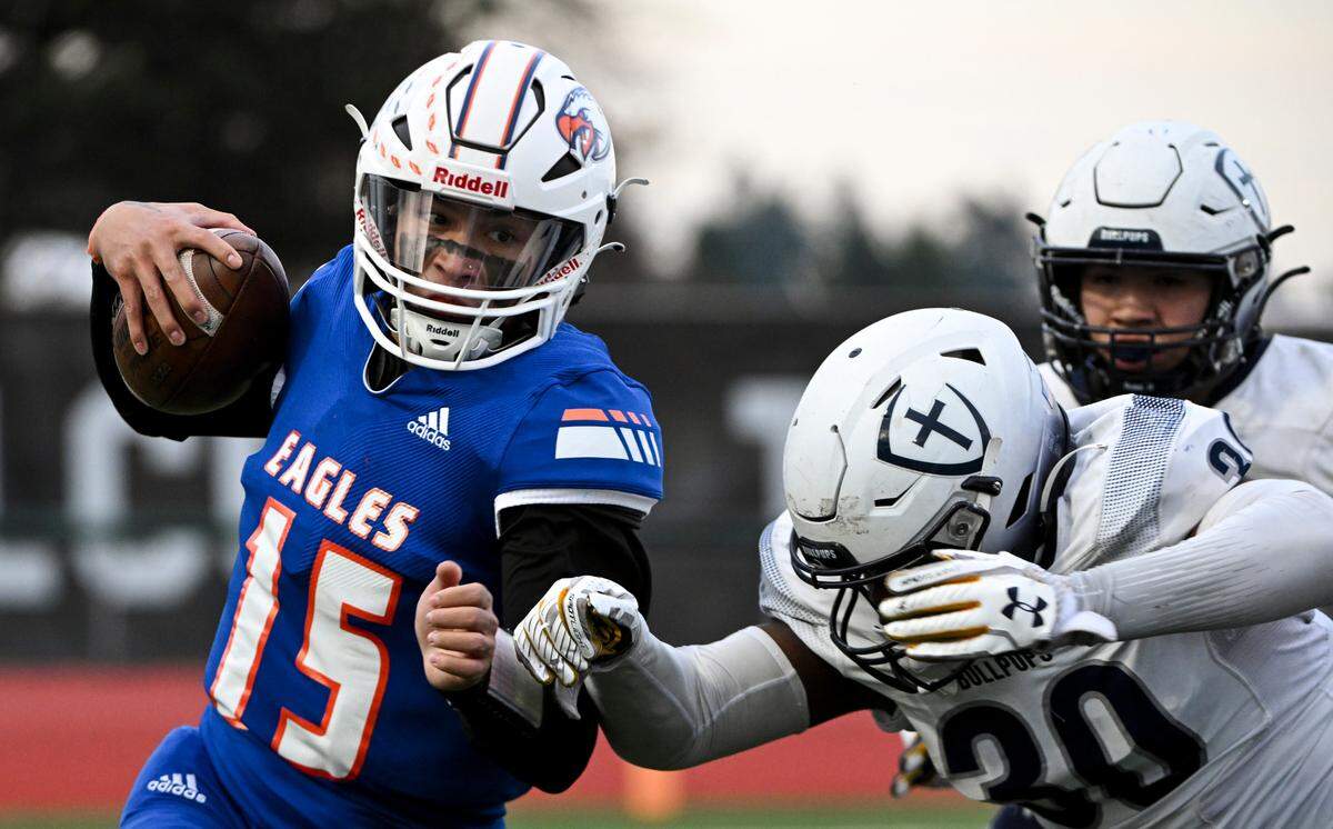 Graham-Kapowsin’s Daveon Superales (15) cuts around the corner abasing Gonzaga Prep’s Hugues Niyonyishu (30) during the first half of the 4A quarterfinal state championship game at Art Crate Field, Saturday, Nov. 18, 2023, in Spanaway, Wash.