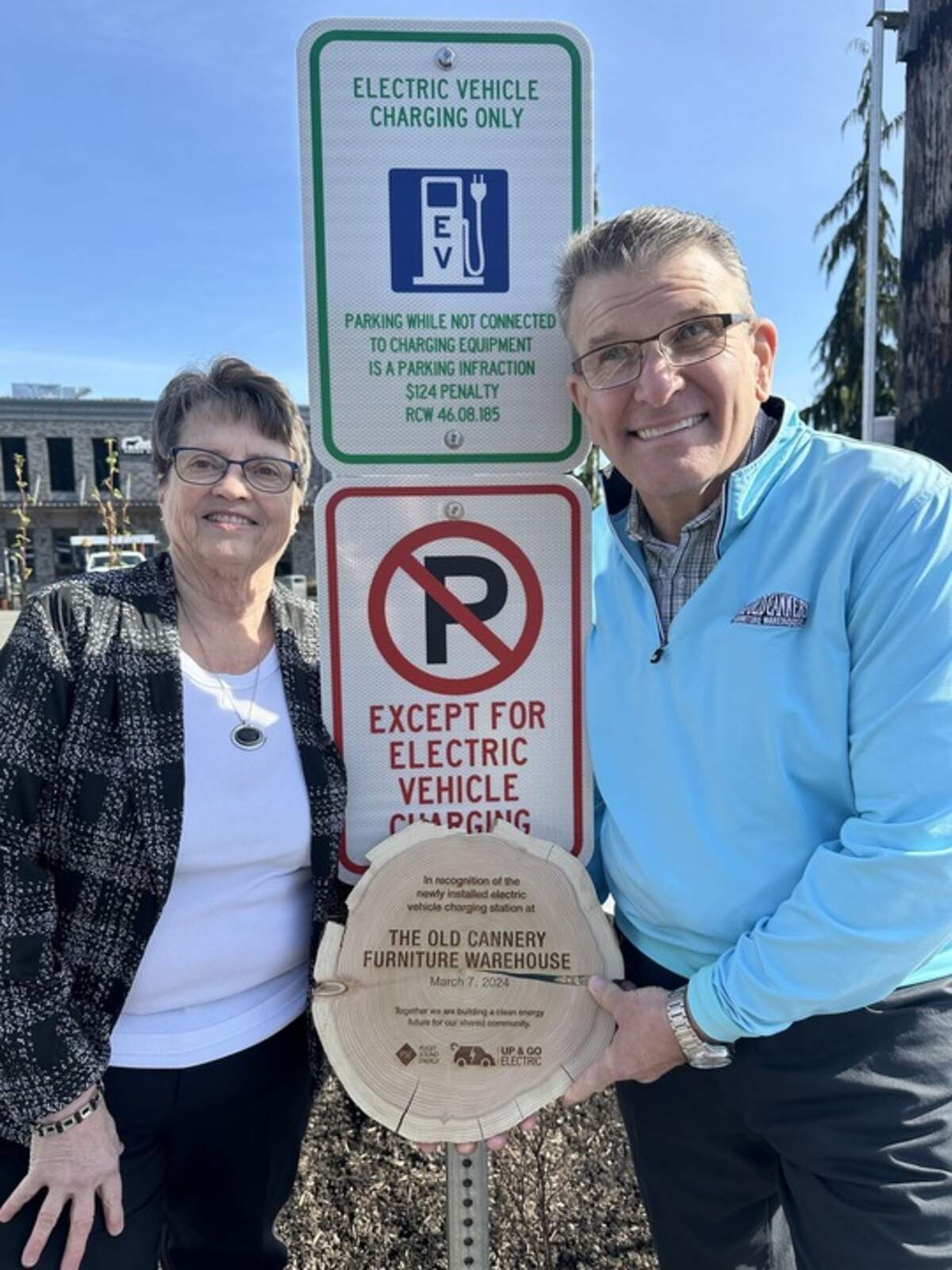 Dave Radcliffe, CEO of the Old Cannery Furniture Warehouse, with Sumner mayor Kathy Hayden during the ribbon cutting ceremony for the brand new electric charging stations.