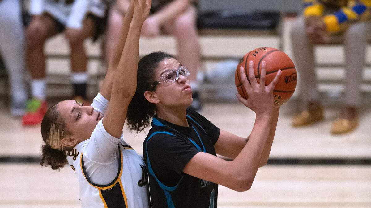 Bonney Lake’s Azy Jackson drives to the basket in front of Lincoln defender Gianna White during Friday night’s 3A PCL girls basketball game at Lincoln High School in Tacoma, Washington, Jan. 19, 2024. Bonney Lake won the game, 55-44.