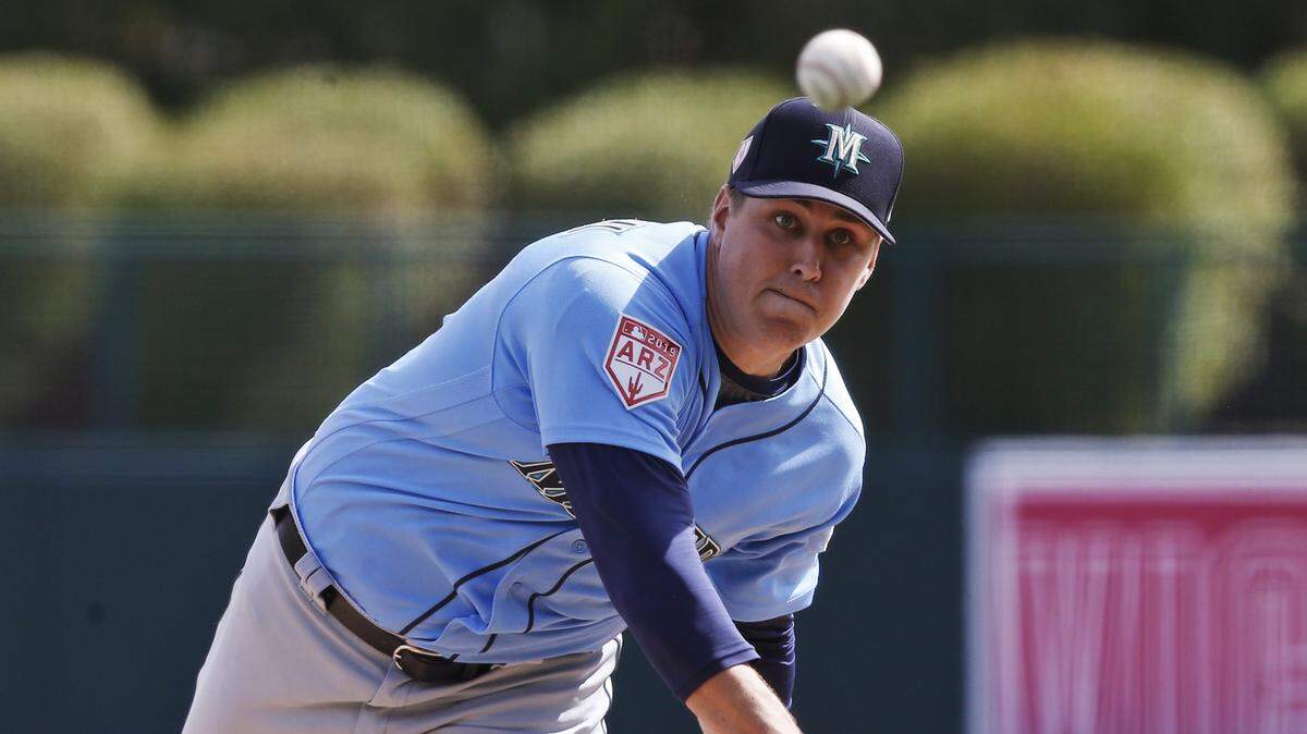 Seattle Mariners starting pitcher Erik Swanson pitches in the second inning of a spring training baseball game against the Los Angeles Dodgers, Saturday, March 9, 2019, in Phoenix. (AP Photo/Sue Ogrocki)