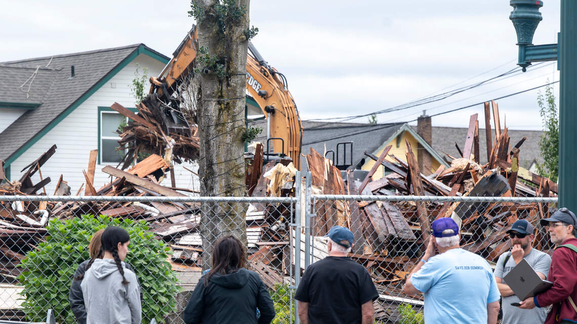 Crews demolish 160-year-old Pierce County home that was a local landmark