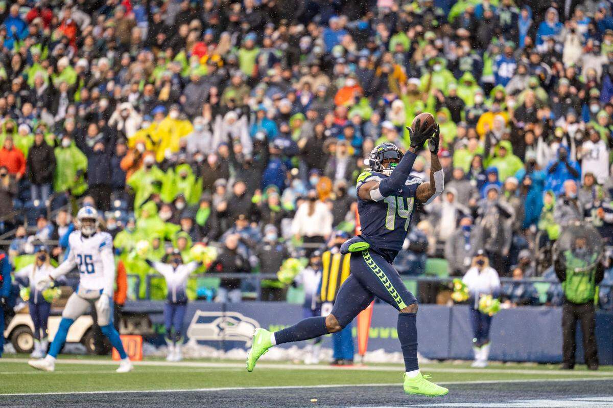 Seattle Seahawks wide receiver DK Metcalf (14) catches a touchdown pass from quarterback Russell Wilson (3) during the second quarter of an NFL game on Sunday, Jan. 2, 2022, at Lumen Field in Seattle.