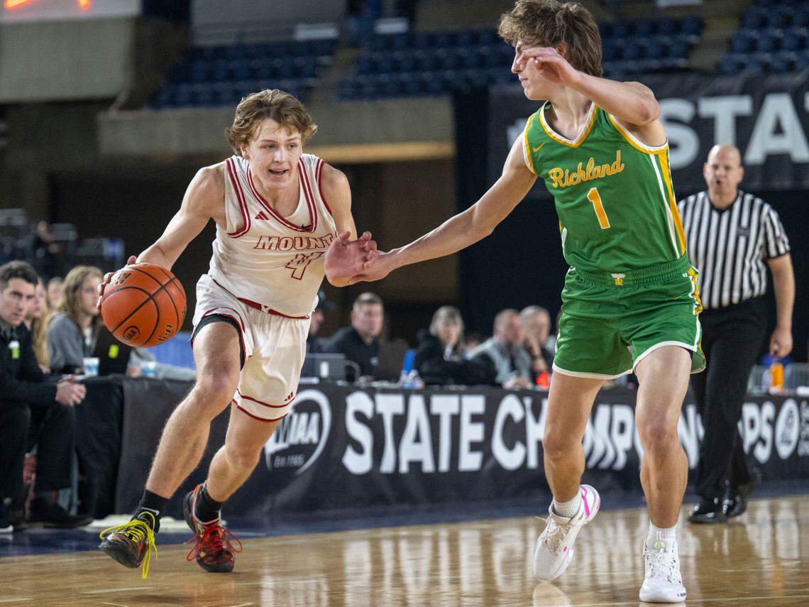 Mount Si guard Trevor Hennig (4) dribbles toward the basket as Richland guard Landen Northrop (1) defends during the first quarter of a Class 4A quarterfinal game on Thursday, March 2, 2023, in Tacoma, Wash.