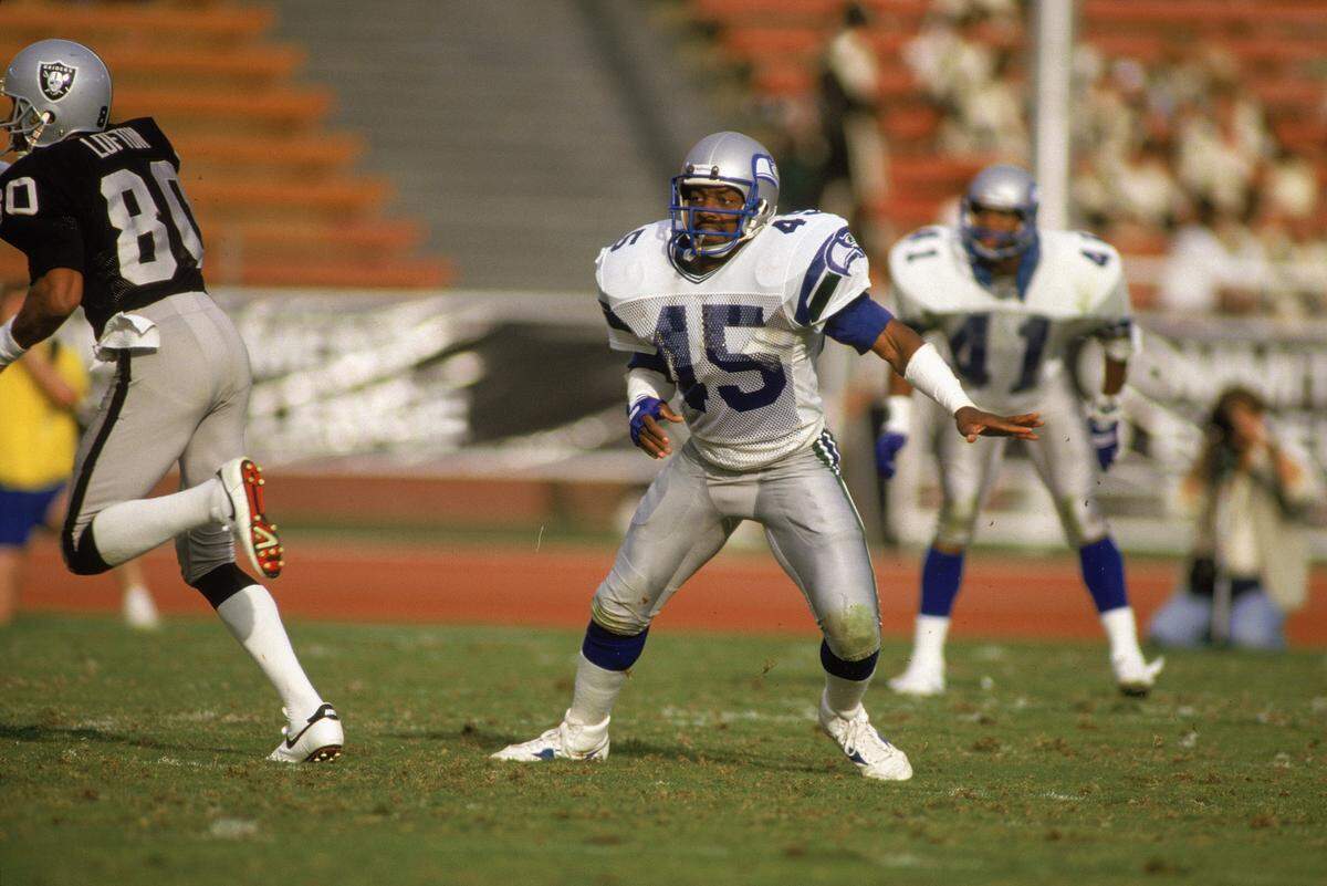 LOS ANGELES - OCTOBER 12: Safety Kenny Easley #45 of the Seattle Seahawks plays defense against the Los Angeles Raider during the NFL game at the Los Angeles Coliseum on October 12, 1986 in Los Angeles, California. The Raiders defeated the Seahawks 14-10. (Photo by Stephen Dunn/Getty Images)