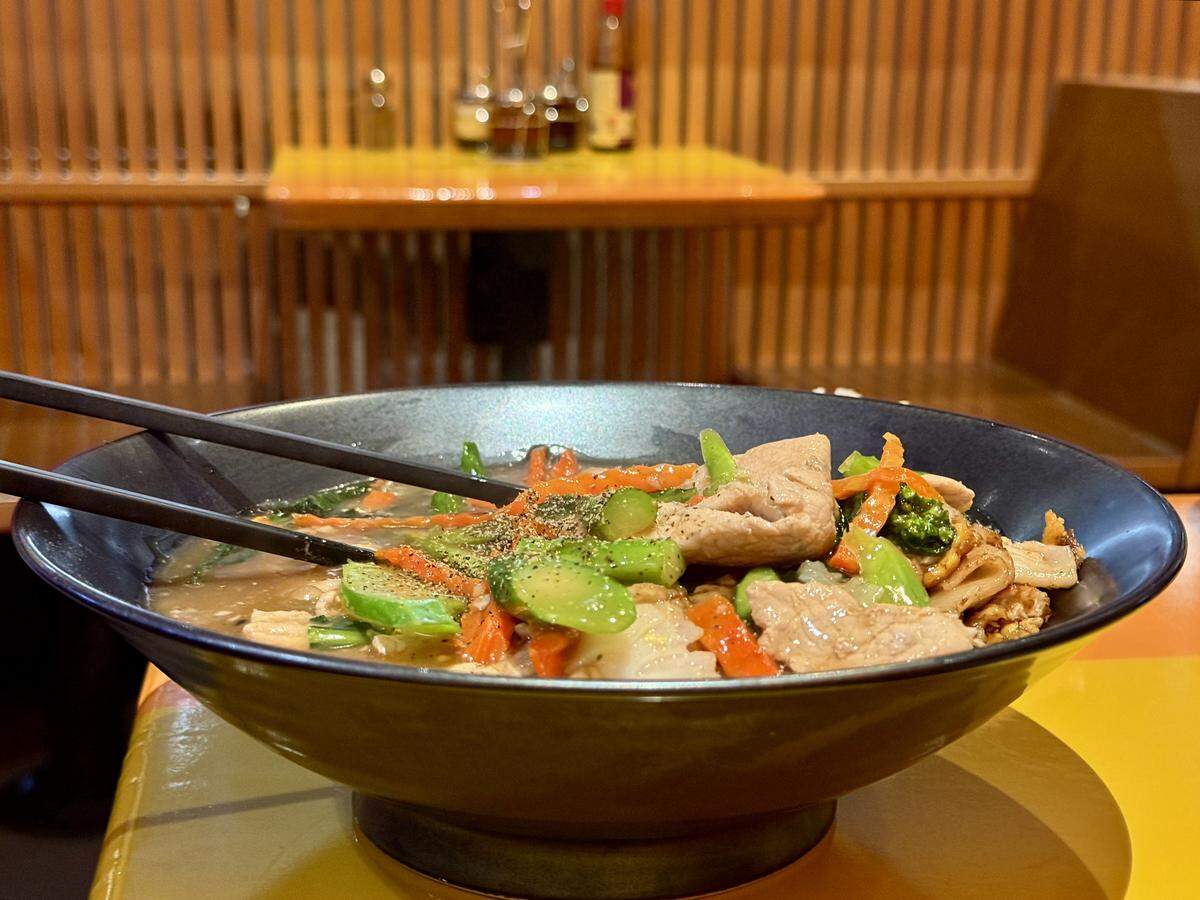 From the wok section, the rad na was served in a large bowl with crunchy veggies, pork and lots of gravy.