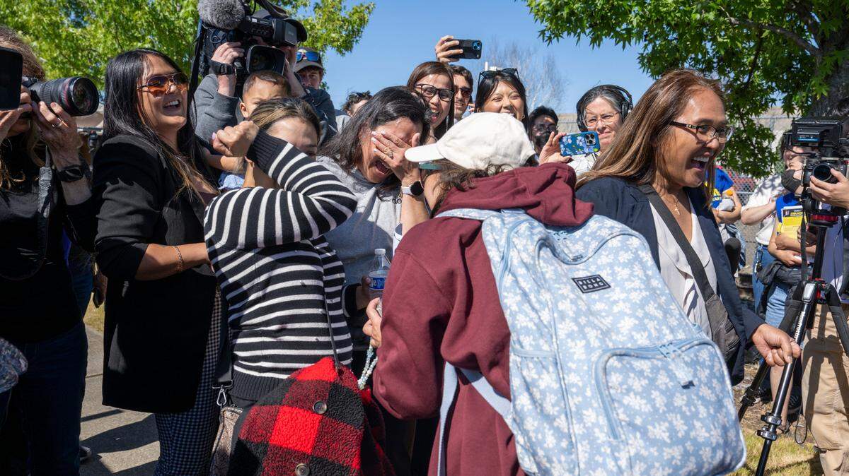 FAMILIARES Y amigos reaccionan al ver a Lewelyn Dixon, en el centro al frente, después de su liberación del Centro de Procesamiento de ICE donde Dixon ha estado detenida durante meses en Tacoma, Washington.
