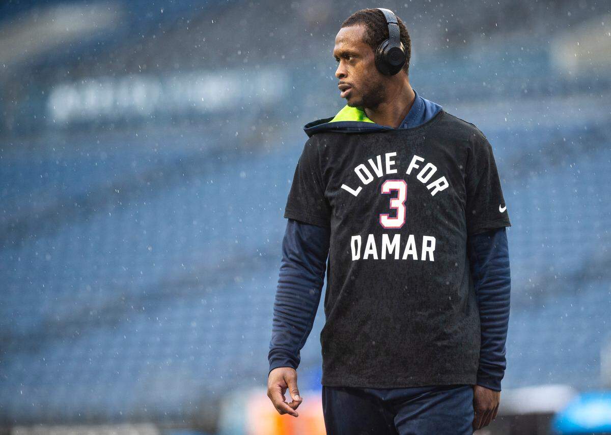 Seattle Seahawks quarterback Geno Smith (7) warms up before the start of an NFL game against the Los Angeles Rams at Lumen Field in Seattle, Wash. on Jan. 8, 2023.
