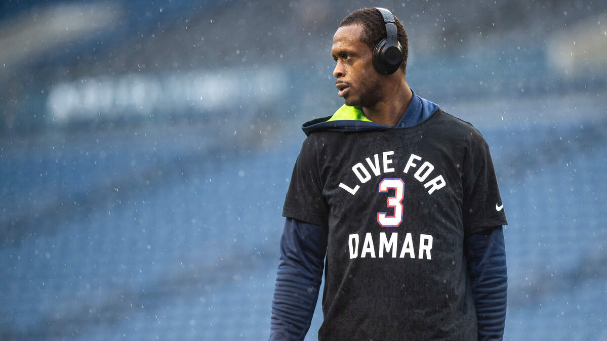 Seattle Seahawks quarterback Geno Smith (7) warms up before the start of an NFL game against the Los Angeles Rams at Lumen Field in Seattle, Wash. on Jan. 8, 2023.