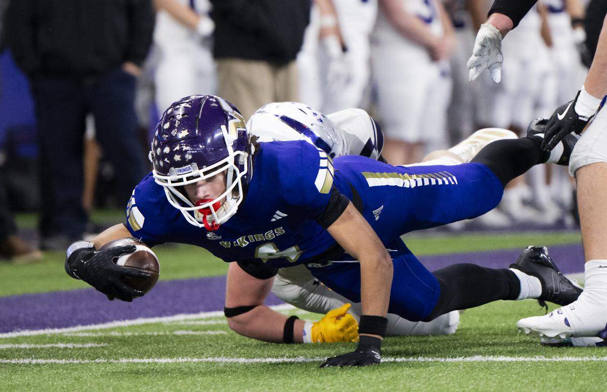 Lake Stevens wide receiver Seth Price (4) stretches out after the catch during the fourth quarter of the 4A State Championship game against the Sumner Spartans at Husky Stadium, on Saturday, Dec. 6, 2025, in Seattle.