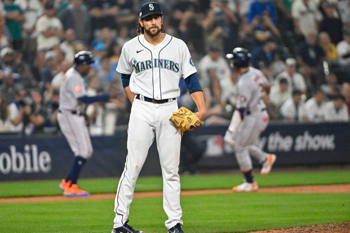 Seattle Mariners relief pitcher Penn Murfee (56) looks away as Houston Astros shortstop Jeremy Pena (3) rounds third base after hitting a solo home run in the 18th inning of game 3 of the ALDS on Saturday, Oct. 15, 2022, at T-Mobile Park in Seattle.