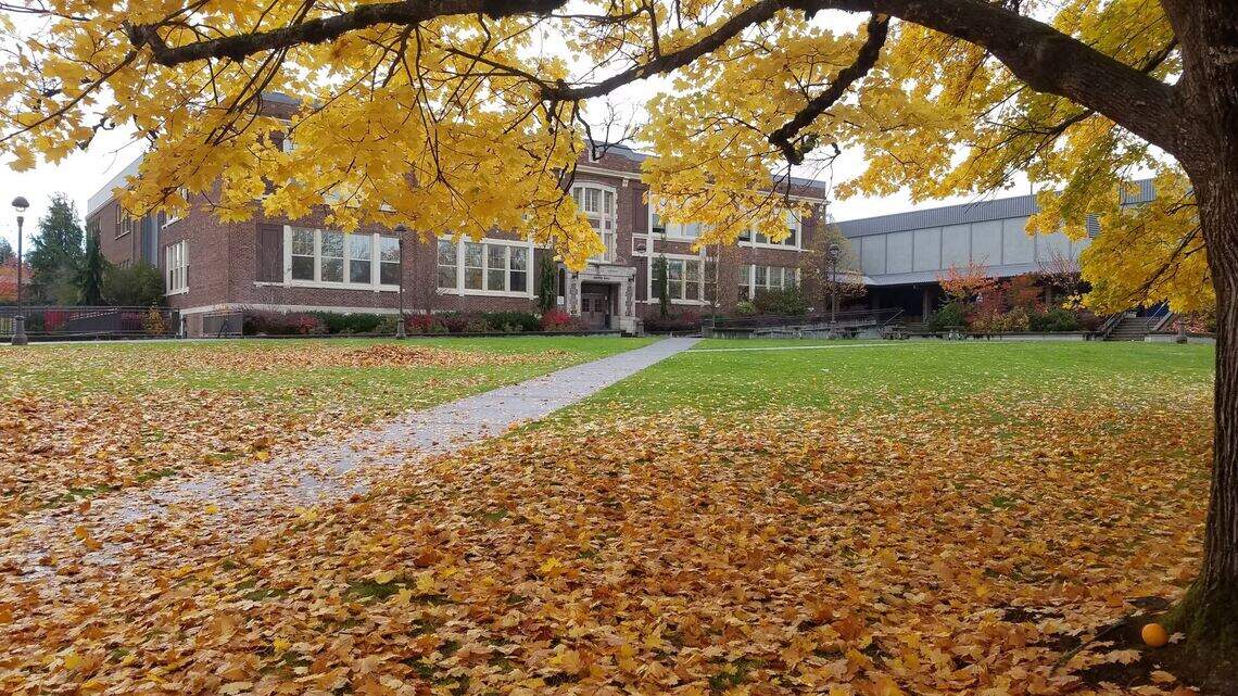 Pierce County school district won’t fire staff over COVID vaccine, risks state funding