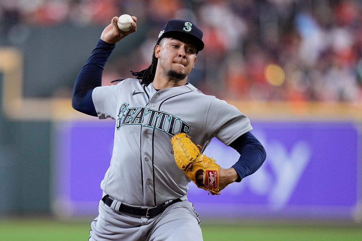 Seattle Mariners starting pitcher Luis Castillo (21) delivers a pitch against the Houston Astros during the first inning in Game 2 of an American League Division Series baseball game in Houston, Thursday, Oct. 13, 2022.