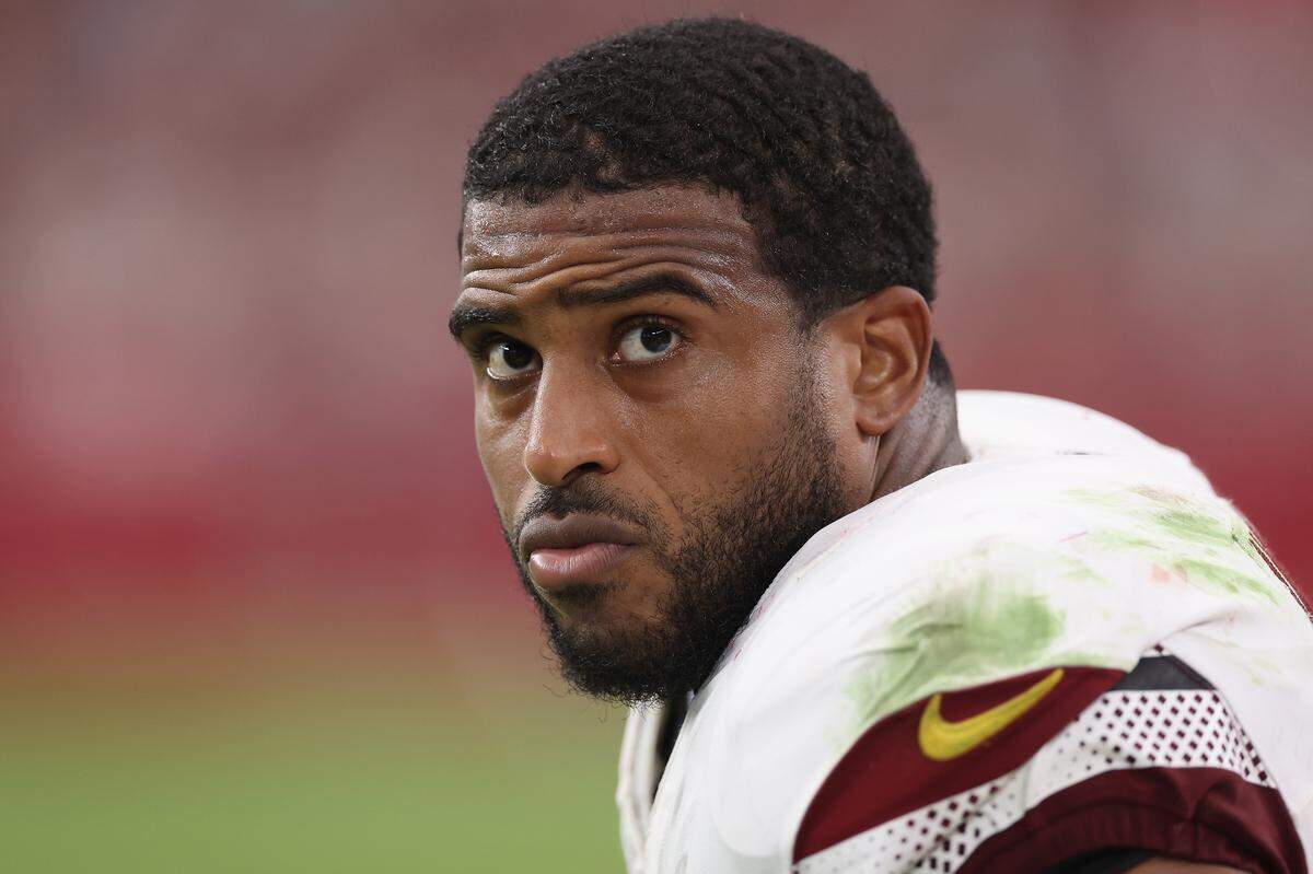 GLENDALE, ARIZONA - SEPTEMBER 29: Linebacker Bobby Wagner #54 of the Washington Commanders during the NFL game at State Farm Stadium on September 29, 2024 in Glendale, Arizona. The Commanders defeated the Cardinals 42-14. (Photo by Christian Petersen/Getty Images)