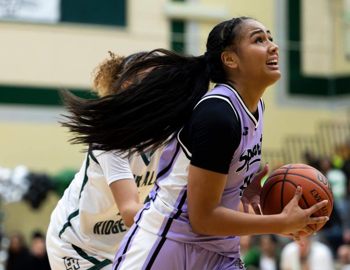 Sumner’s Kawehi Borden (4) strides to the basket against Sumner during the second half of of the girls basketball game at Emerald Ridge High School, on Thursday, Jan. 30, 2025, in Puyallup, Wash.