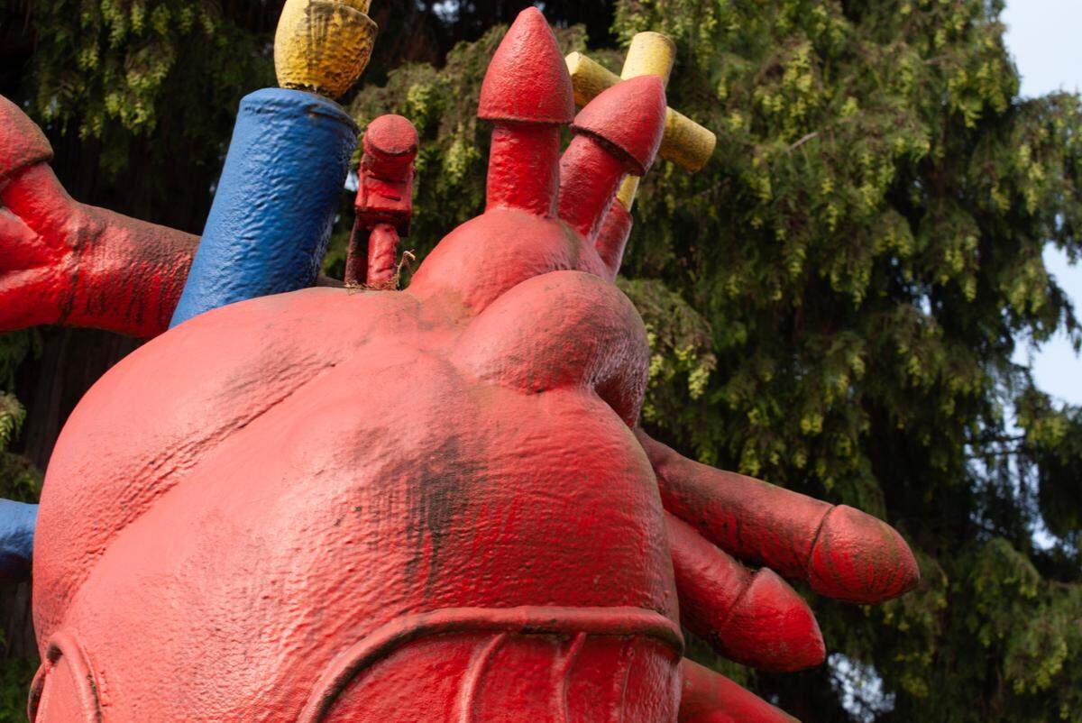 Accumulated dirt on “Exposed Heart,” a statue in downtown Puyallup, minutes before it’s cleaned on June 29, 2023. Artist Chuck Fitzgerald created the statue.