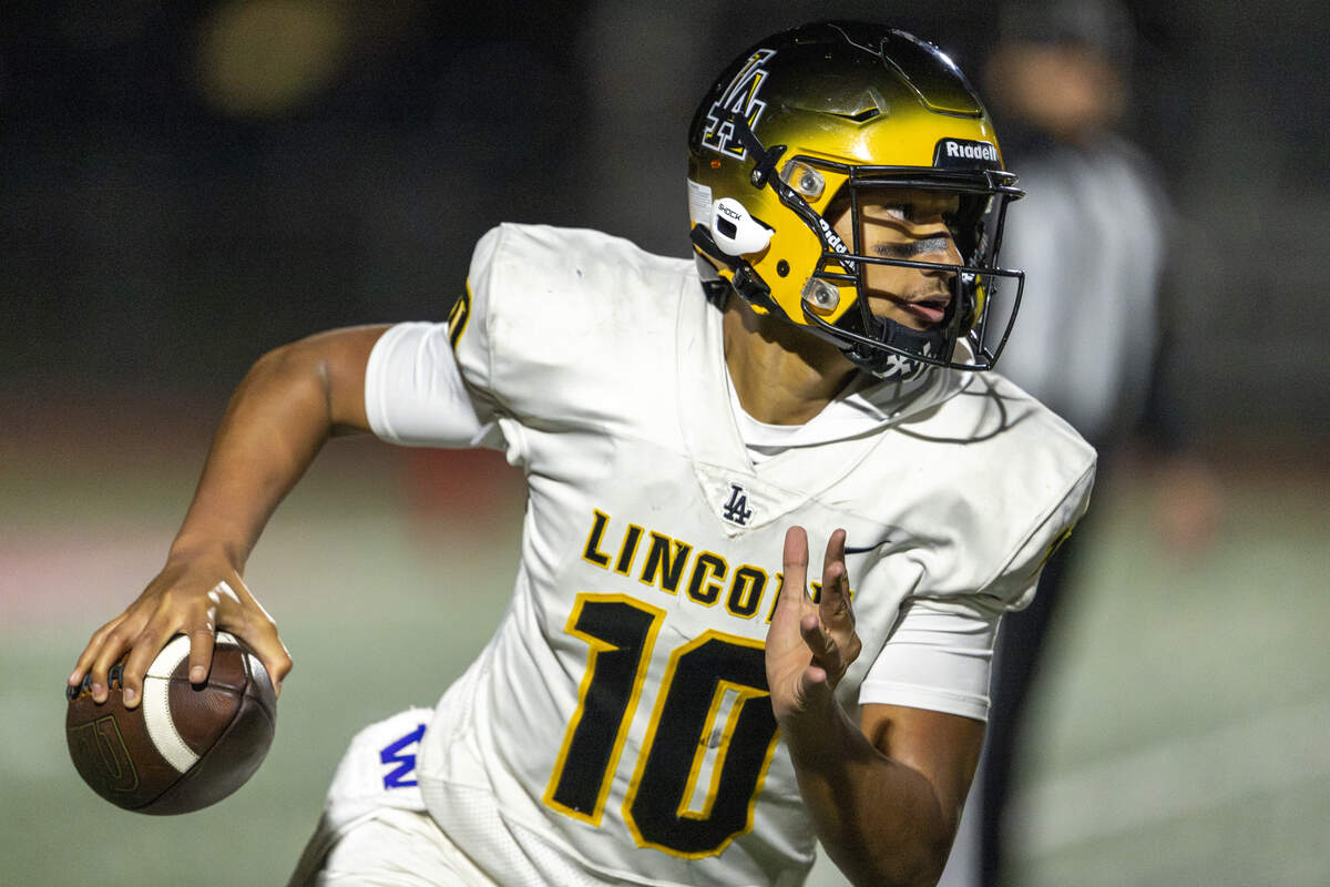 Lincoln quarterback Sione Kaho (10) carries the ball during a game against Mount Tahoma on Saturday, Nov. 22, 2025, in Tacoma, Wash.