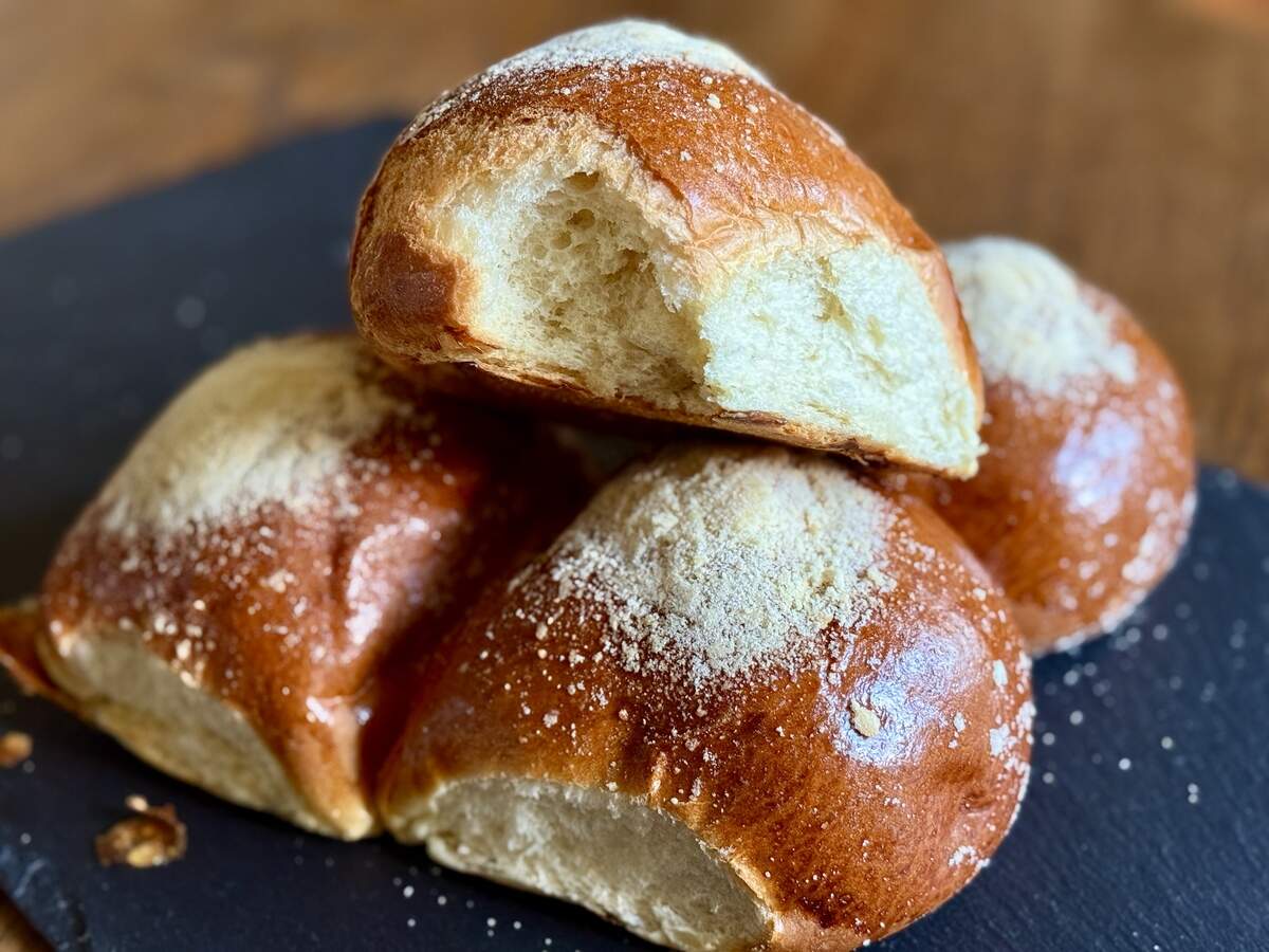 Emish Market in Fife offers an array of breads and pastries from in its in-house bakery. The vanilla rolls combine eggs, milk, flour and butter into a fluffy, slightly sweet bread with enough moisture to keep for several days.