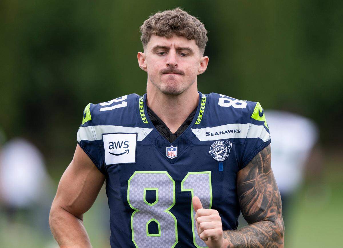 Seattle Seahawks tight end Eric Saubert (81) warms up during training camp at Virginia Mason Athletic Center on Friday, July 25, 2025, in Renton, Wash.