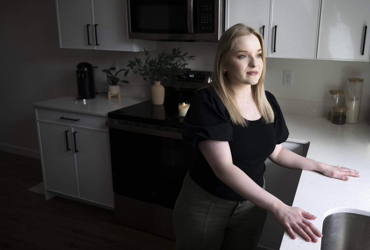 Maddie Lea, who received a kidney nearly 9 years ago, poses for a portrait in her home, on Monday, Aug. 18, 2025, in Puyallup, Wash..