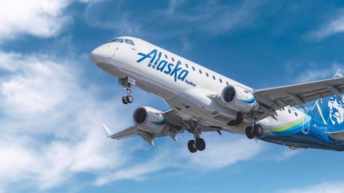 Off-duty police officers restrained a Seattle man accused of groping a woman and threatening passengers on an Alaska Airlines flight, feds say.