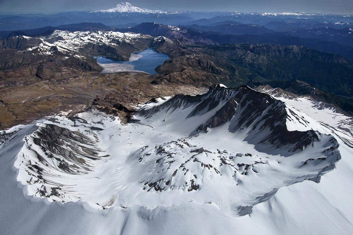 The panoramic and breathtaking view of the south rim of Mount St. Helens, looking past a still venting lava dome last year north toward Spirit Lake and Mount Rainier. (Dean J. Koepfler, staff file, 2014.)